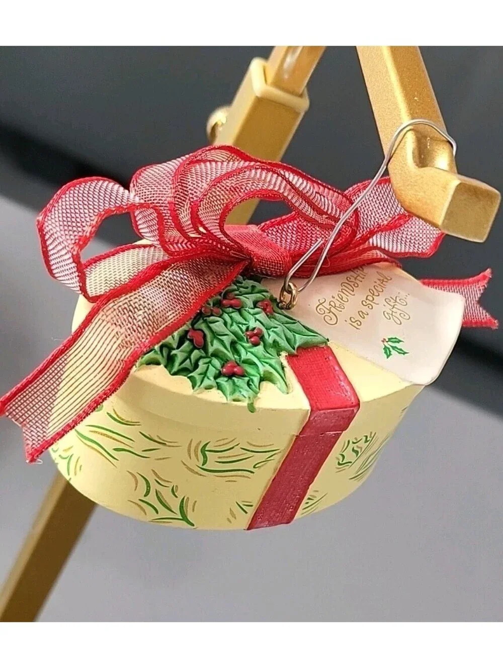 Vtg Hallmark Christmas Ornament 2004 Gift Box Friendship Opens Message Insid EUC
